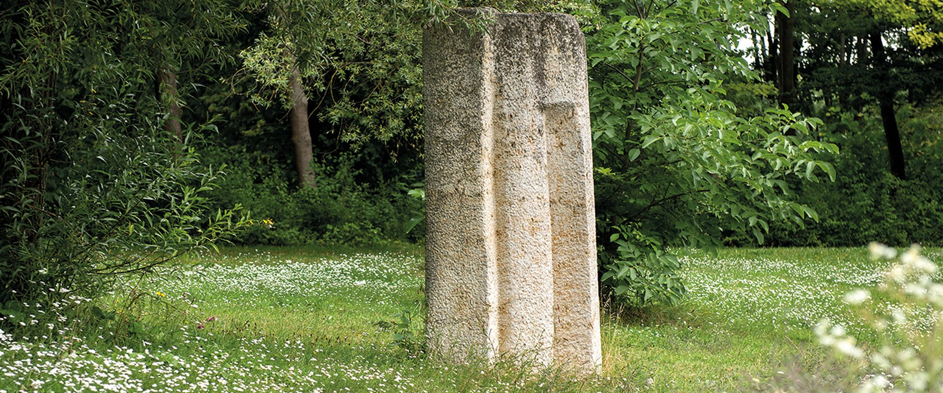 Auf dem Bild sieht man das Kunstwerk Stele von Herbert Peters.