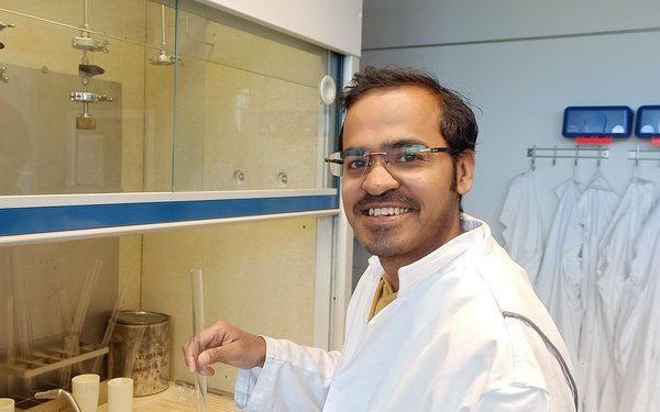 Dr. Prashanta Mukharjee  bei Laborarbeit