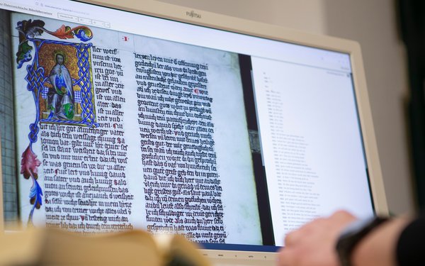 Computerbildschirm mit Passage aus der Bibel