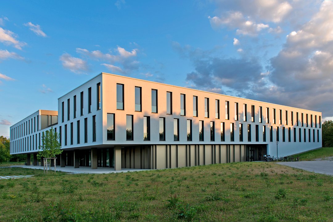 Auf dem Bild sieht man die Außenfassade des Zentrums für Kunst und Musik der Universität Augsburg.