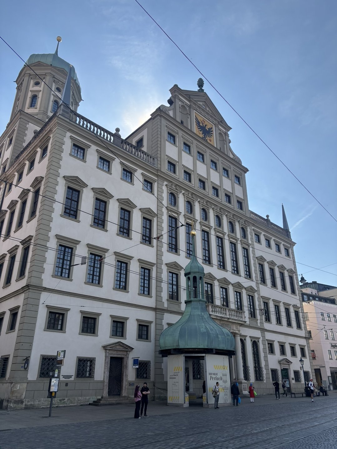 Silhouette des Augsburger Rathauses von vorn