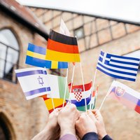 Menschen halten Flaggen verschiedener europäischer Länder hoch
