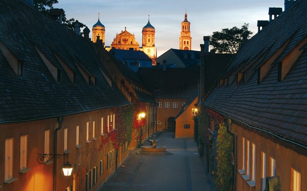Fuggerei bei nacht