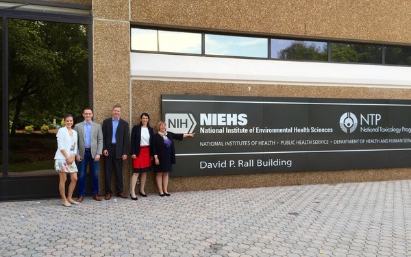 Foto der Delegation vor dem Eingangsbereich des National Institute of Environmental Health Sciences
