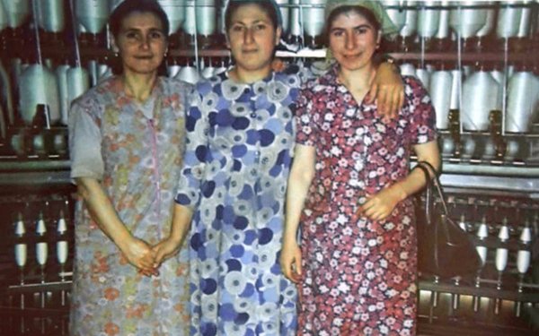 Drei Gastarbeitende aus der Türkei in der Spinnerei.