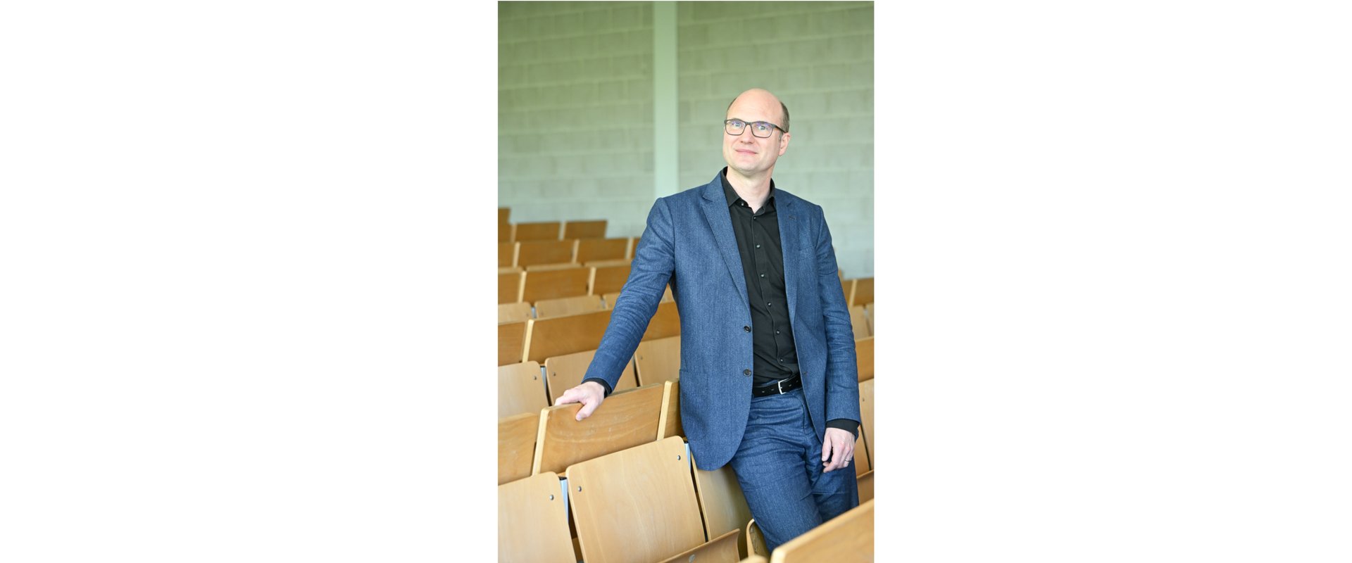 "Wissenschaft beginnt mit Neugier - und sie lebt von Begegnung." Fotoausstellung von Daniel Biskup an der Universität Augsburg.