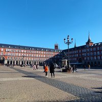 Menschen auf einem öffentlichen Platz in Madrid