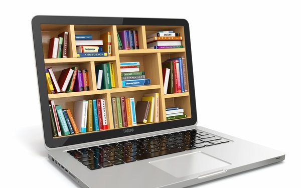 E-Books dargestellt als Bücherregale auf dem Laptopbildschirm
