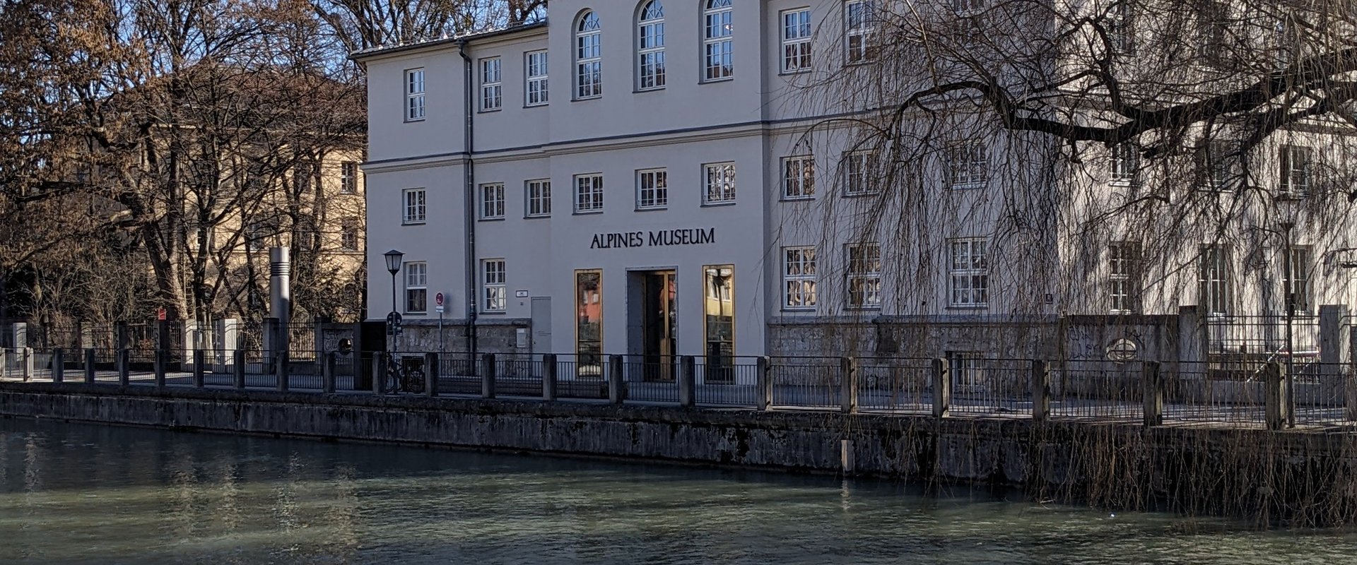Das Geb?ude des Alpinen Museums M��nchen schr?g von au?en fotografiert