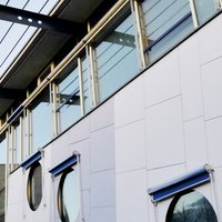 Fakultät außen Fenster blauer Himmel