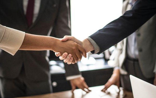 Zwei Geschäftspartner schütteln sich die Hände