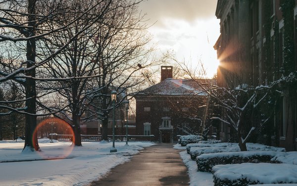 Winter mit Gebäude und Sonne