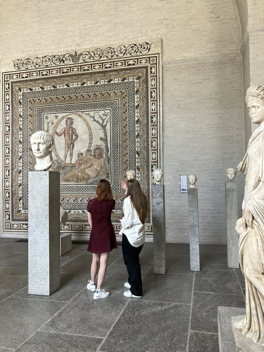 Studierende in der Glyptothek München