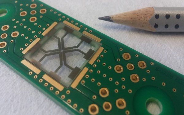 Foto eines Chips zur Erzeugung akustischer Oberflächenwellen