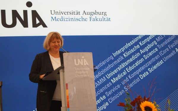 Doering-Manteuffel bei der Eröffnung des Interimsgebäude Medizin