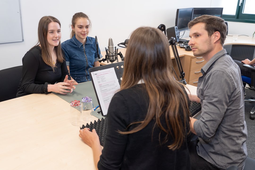 Podcastaufnahme: Zwei Studentinnen im Gespräch mit ZSB-Mitarbeiter*innen