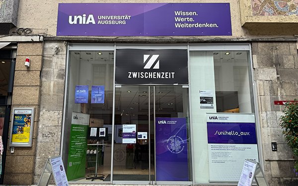 Eingang zum Pop-up-Store der Universität Augsburg in der Zwischenzeit
