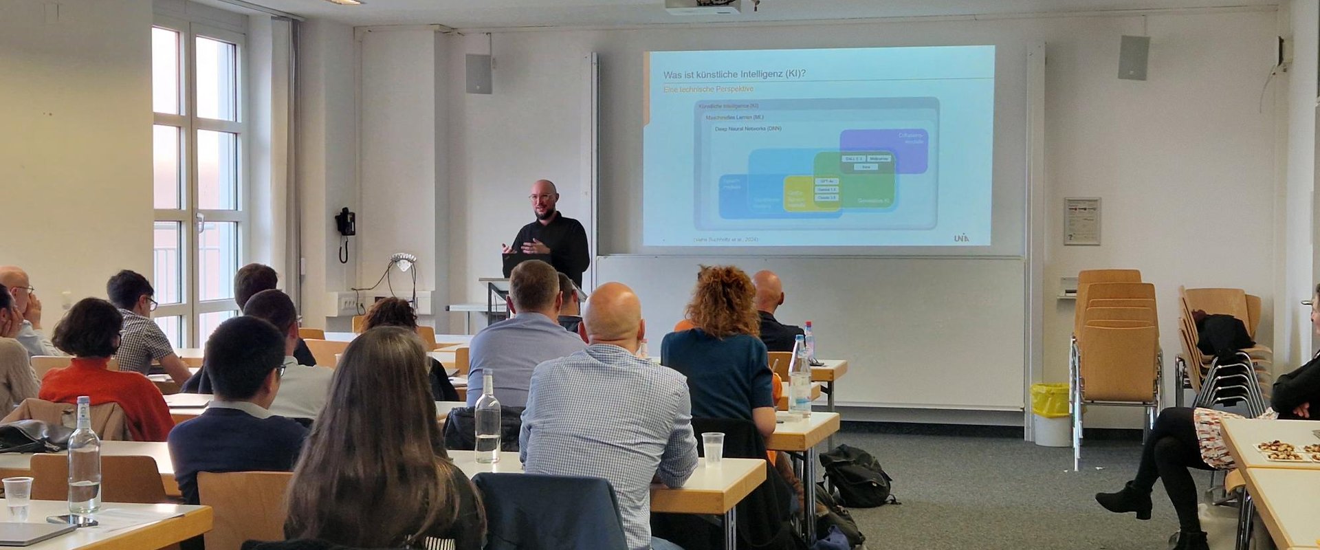 Foto zeigt Prof. Dr. Michael Sailer bei seiner Keynote an der LMU