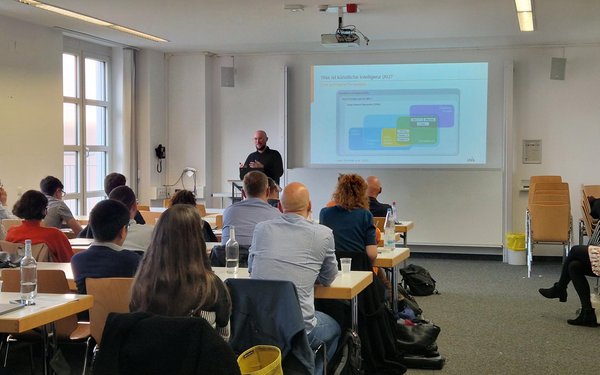 Foto zeigt Prof. Dr. Michael Sailer bei seiner Keynote an der LMU