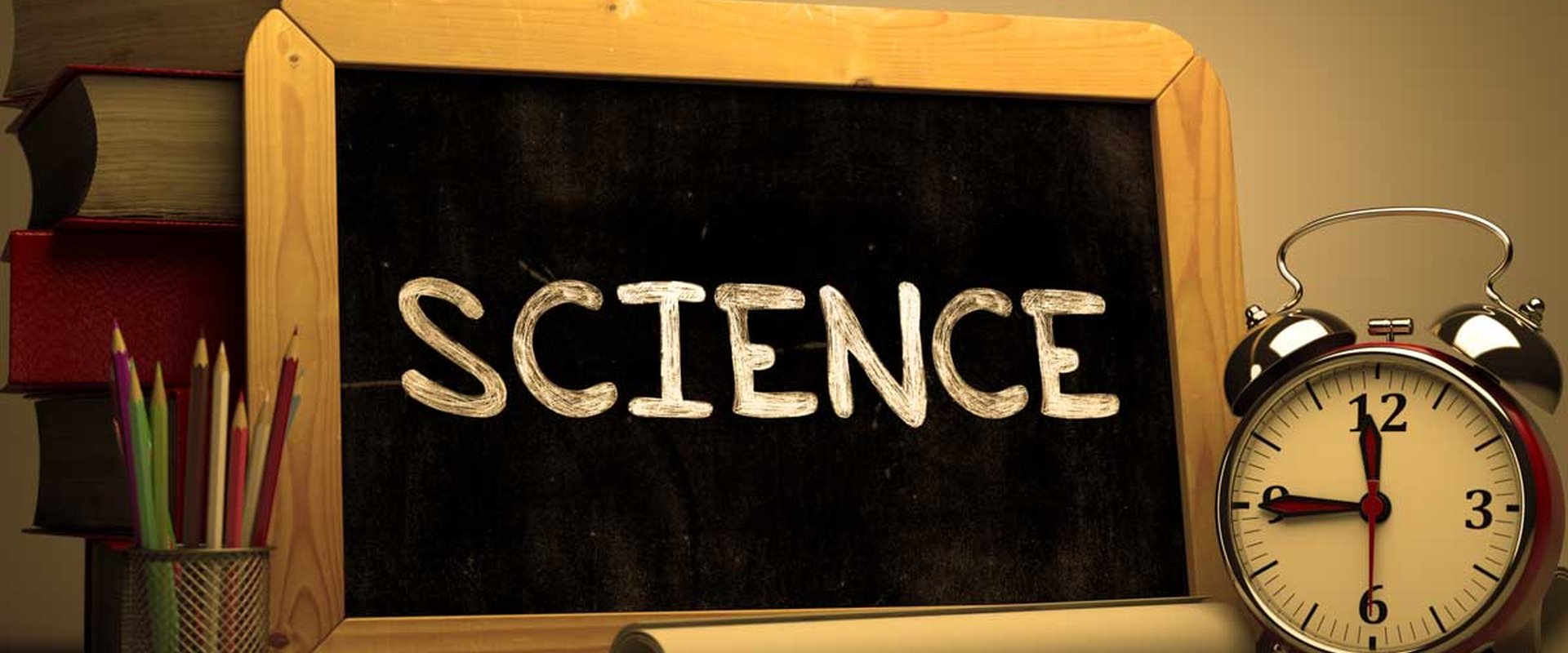Bücher, Wekcer sowie Tafel mit Aufschrift "Science"