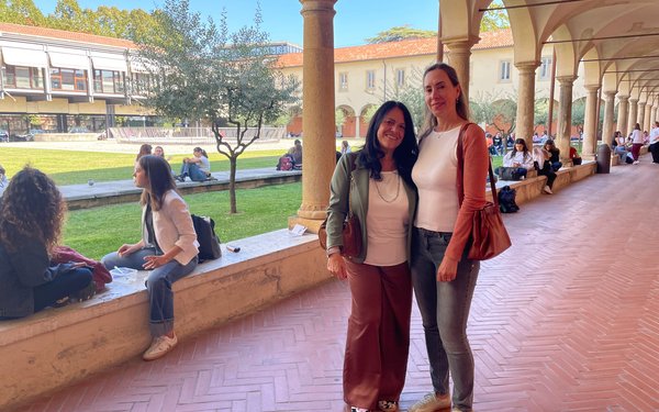 Zwei Dozentinnen der Universität Augsburg stehen im Innenhof der Universität Verona