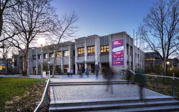 Ein großes brutalistisches Gebäude bei Sonnenuntergang.