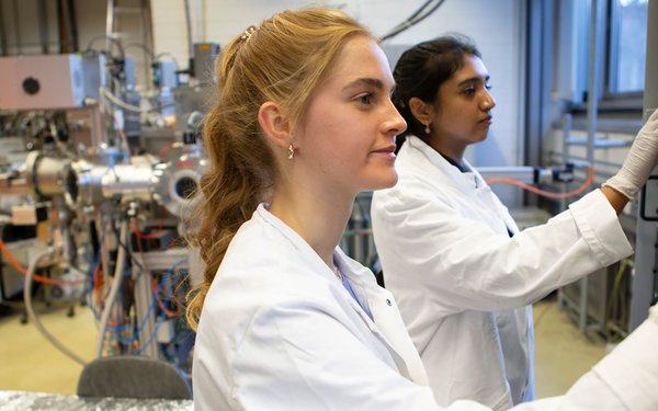 Zwei Frauen arbeiten im Labor