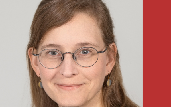 Porträt von B. Kern, Frau mit Brille