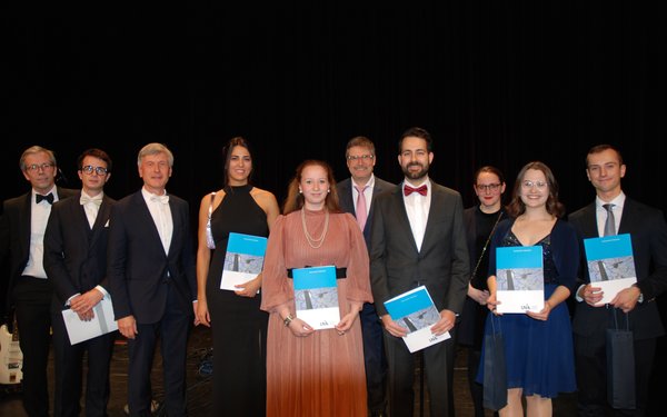 Preistr?gerinnen und Preistr?ger beim Juraball 2025