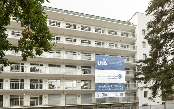 Interimsgebäude Medizinische Fakultät mit Banner