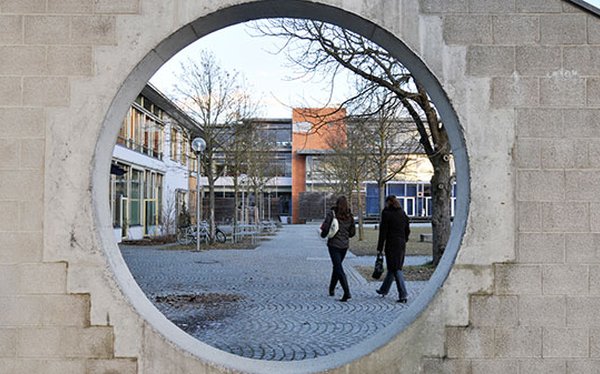 bullauge_fakultaet_innenhof_zweipersonen_16-9_600