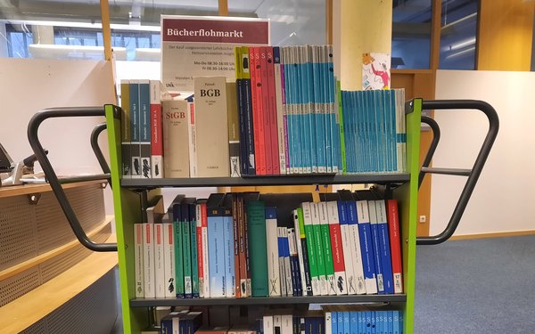 Flohmarkwagen vor der Theke der Teilbibliothek Sozialwissenschaften