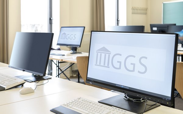Computerraum mit GGS-Logo auf Bildschirm
