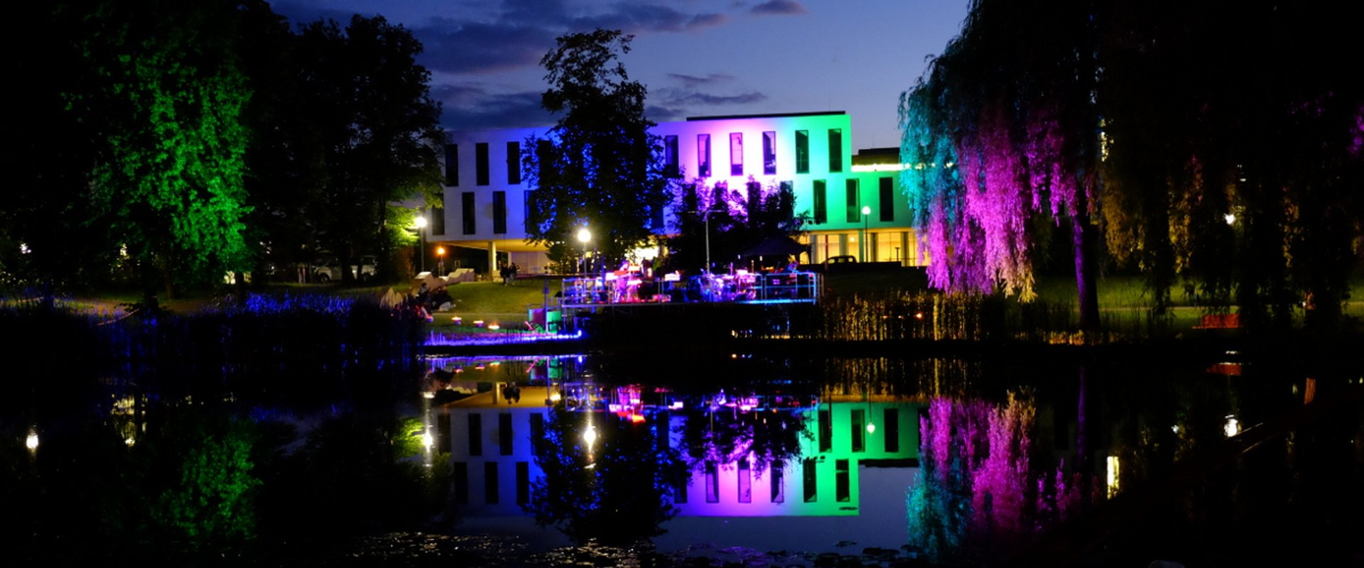 Campus-Seerenade 2018: Blick über den See auf die Seebühne und das Zentrum für Kunst und Musik