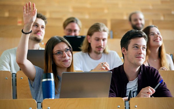 Studierende im Hörsaal während einer Vorlesung