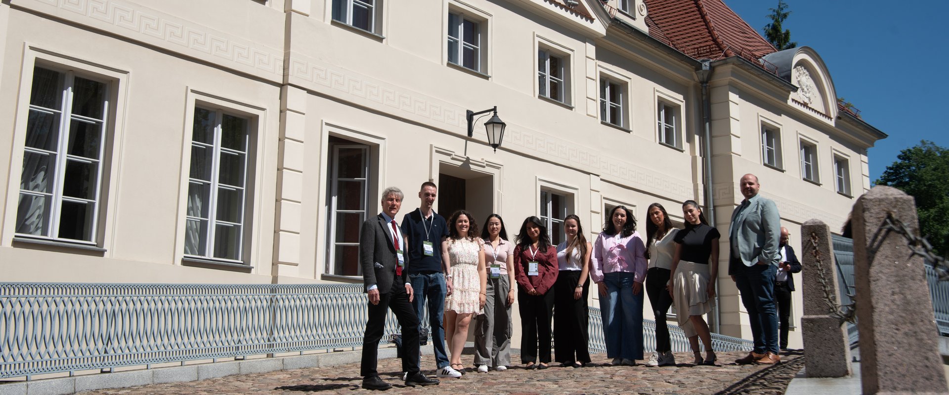 Foto von Herrn Prof. Dr. Becker, dem wissenschaftlicher Mitarbeiter Assessor Raimund Anwald und acht Augsburger Studierenden an dem jährlichen Internationalen Seminar zur Rechtsgeschichte in Posen, die vor dem Schloss Gułtowy stehen.