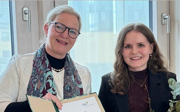 Dr. Theresa Halms erh?lt die Urkunde f��r ihren Disserationspreis