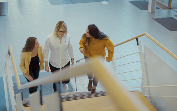 3 Studierende auf Treppe