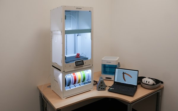 Ein 3D Drucker, 3D Scanner und einer VR Brille