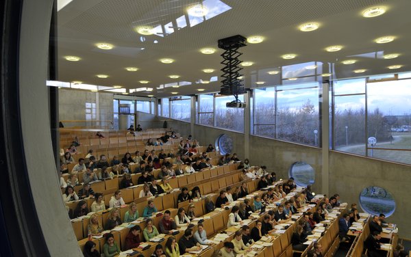 Blick in einen Hörsaal der Juristischen Fakultät