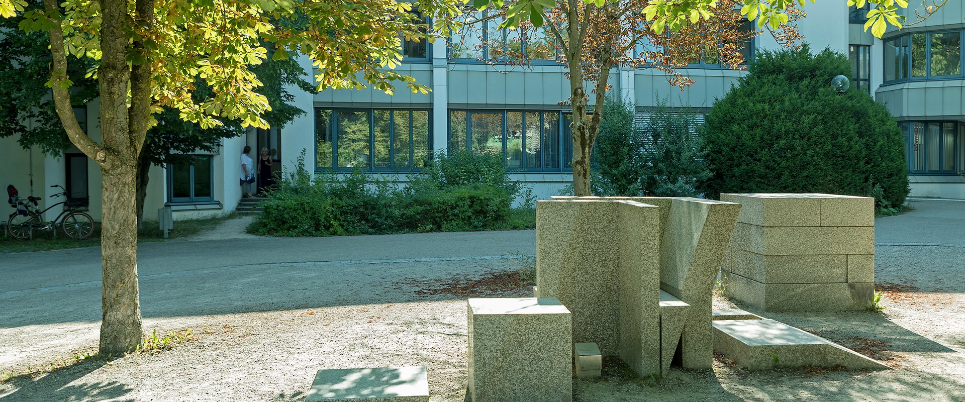 Auf dem Bild sieht mein ein Kunstwerk von Leo Kornbrust, das aus verschieden angeordneten Steinen besteht.