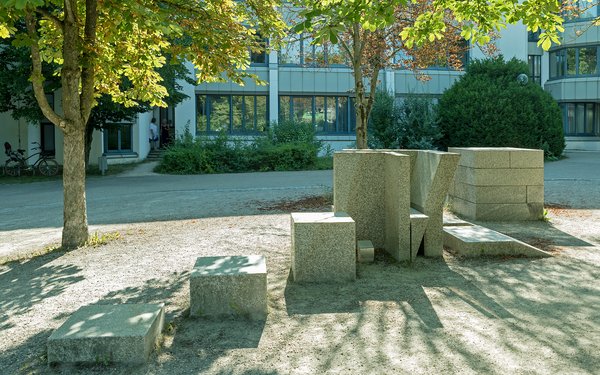 Auf dem Bild sieht mein ein Kunstwerk von Leo Kornbrust, das aus verschieden angeordneten Steinen besteht.