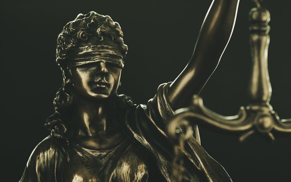 Nahaufnahme der Statue der Justizia