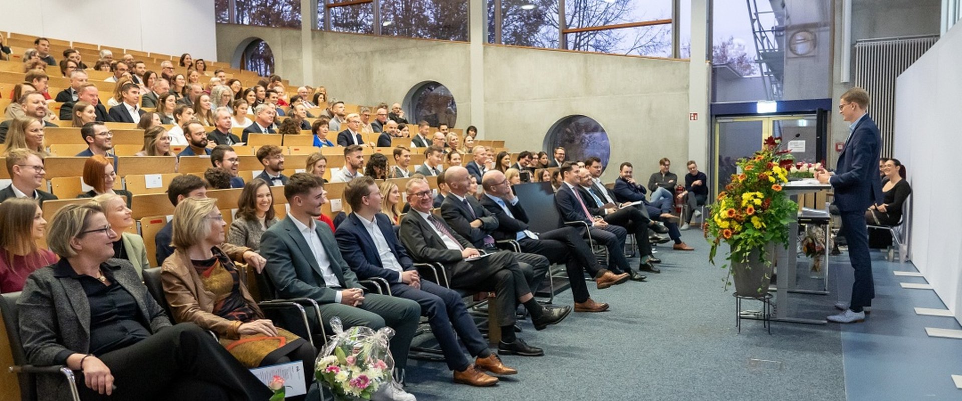 Absolventenfeier Rewi 2024. Blick auf den Redner und in das Publikum.