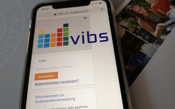 Smartphone mit Homepage des VIBS