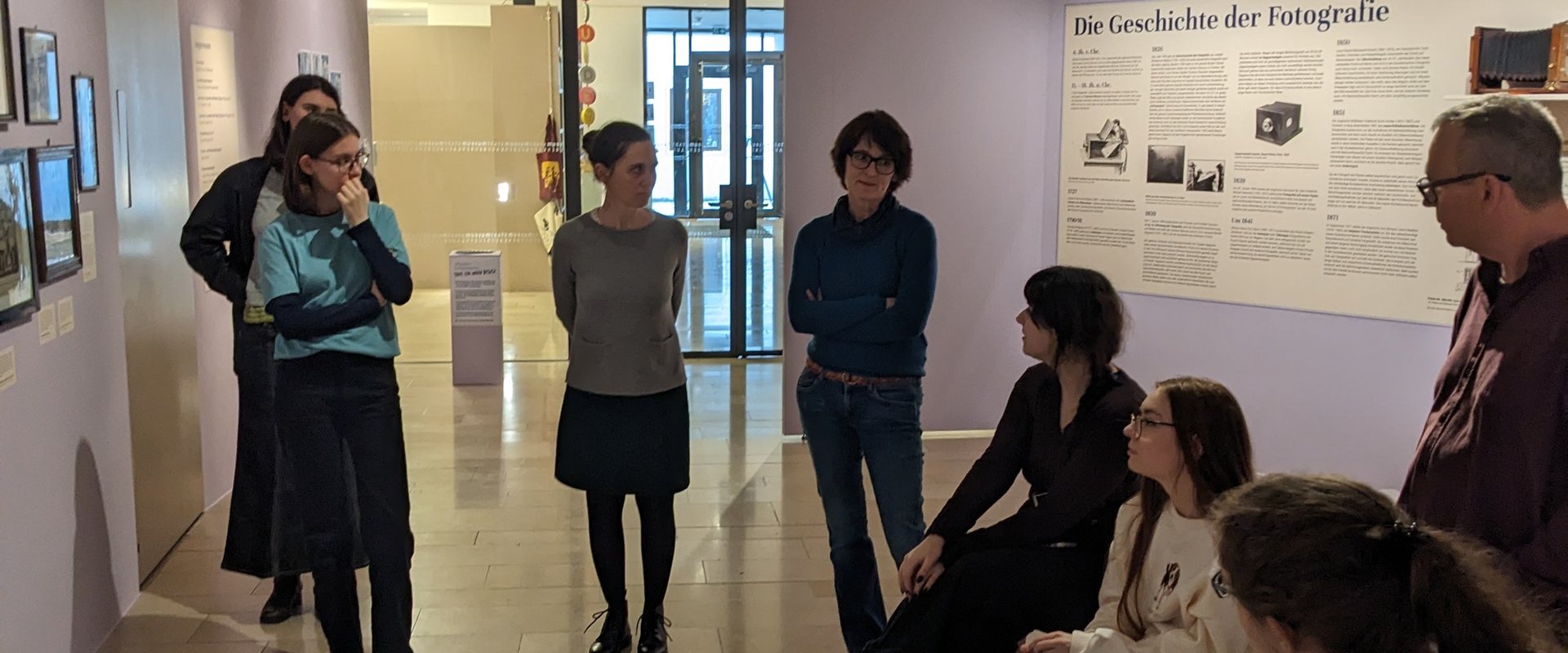 Eine Gruppe von Personen bekommt eine F��hrung durch ein Museum