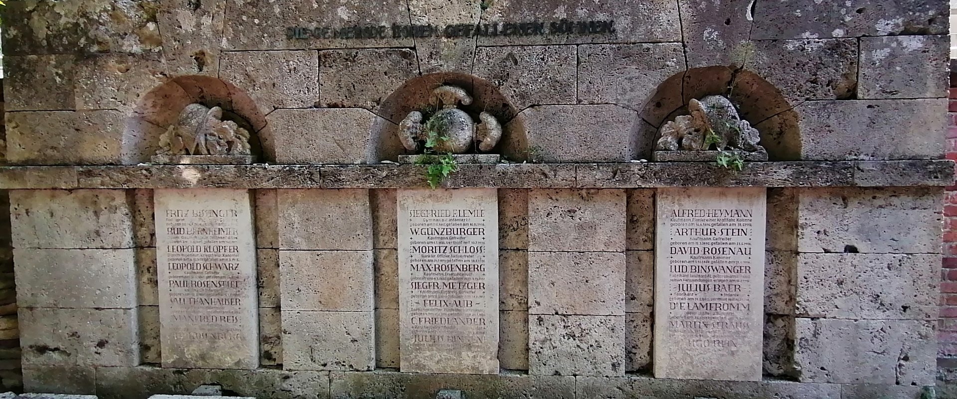 Es ist ein Denkmal für die gefallenen jüdischen Soldaten des Ersten Weltkrieges zu sehen.