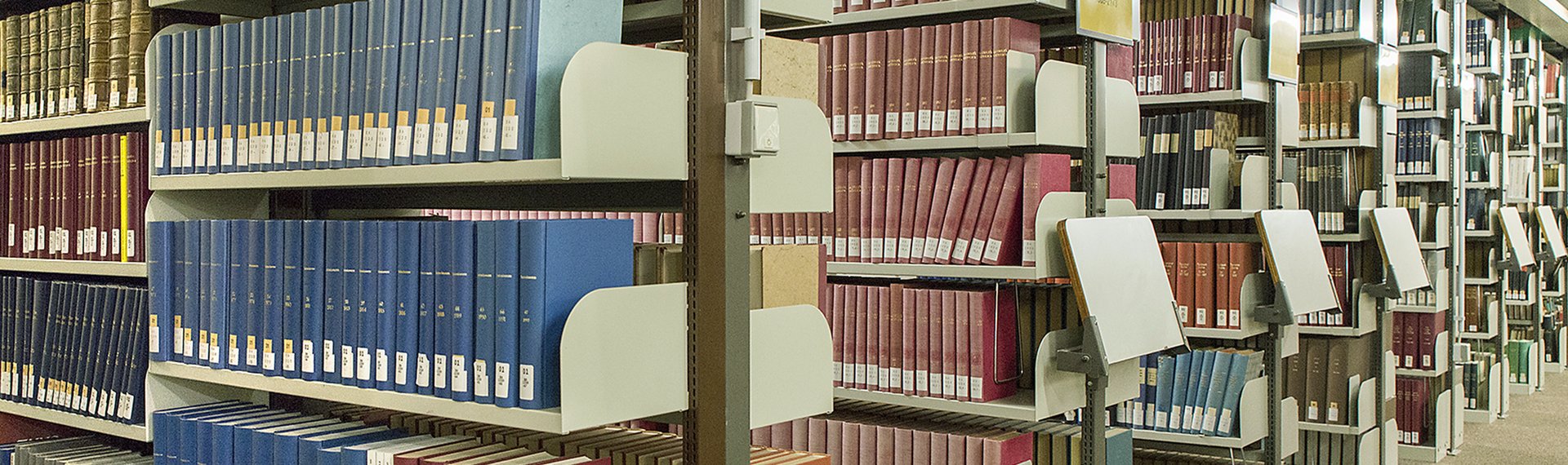 Bücherregale im Lesesaal