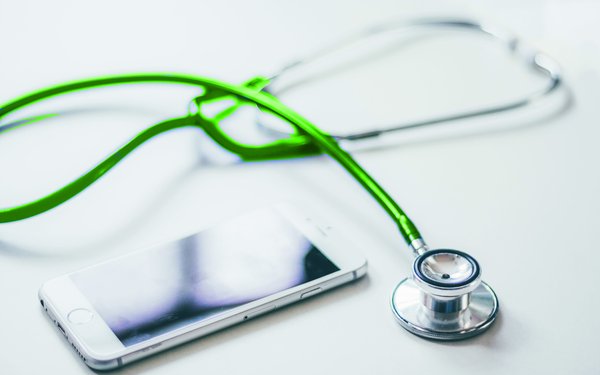Smartphone und Stethoskop