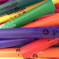 Blick auf ein bunt gemischtes Bündel Boomwhackers